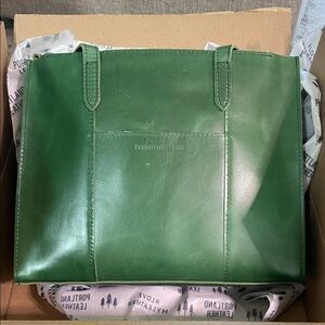 Portland Leather Zippered E/W Lola - cowboy mint
